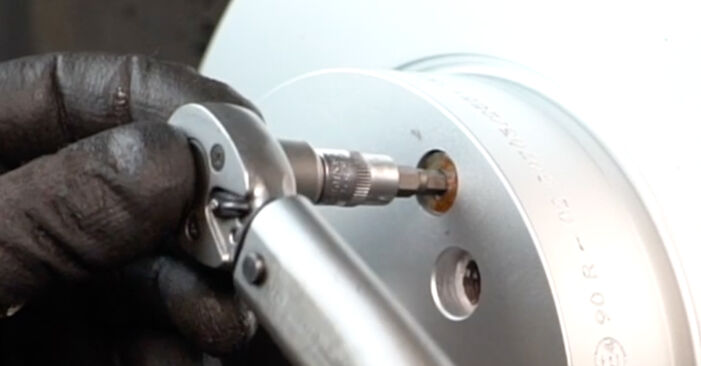 Mercedes SLK R172 55 AMG (172.475) 2017 Bremsscheiben wechseln: wie schwer ist es, selbst zu reparieren - Downloaden Sie sich illustrierte Anleitungen