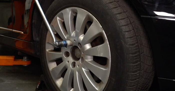 Wie man Bremsscheiben beim Mercedes SLK R172 2011 wechselt - Gratis PDF- und Video-Tutorials