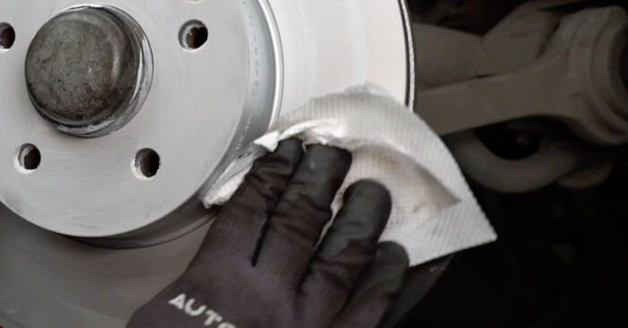 Wie schmierig ist es, selber zu reparieren: Bremsbeläge beim Mercedes SLK R172 55 AMG (172.475) 2017 wechseln – Downloaden Sie sich Bildanleitungen