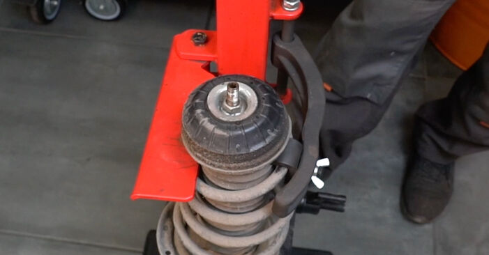 Wie schmierig ist es, selber zu reparieren: Stoßdämpfer beim Fiat Punto Evo 1.6 D Multijet 2014 wechseln – Downloaden Sie sich Bildanleitungen