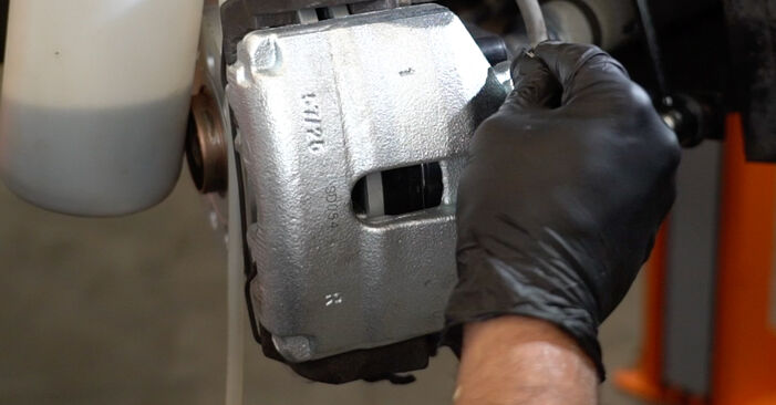 Wie schmierig ist es, selber zu reparieren: Bremssattel beim Skoda Fabia 2 1.2 12V 2012 wechseln – Downloaden Sie sich Bildanleitungen