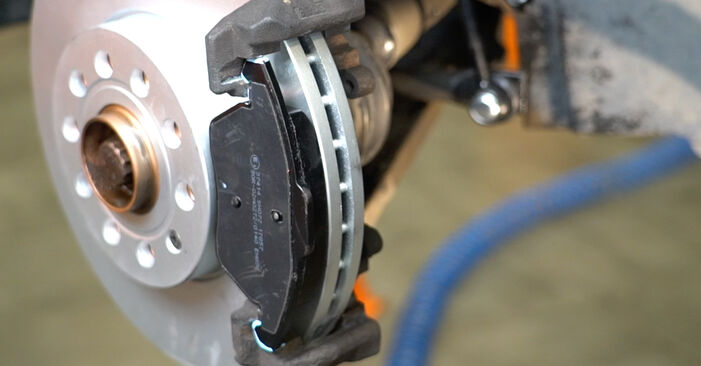 Stufenweiser Leitfaden zum Teilewechsel in Eigenregie von Skoda Rapid NH3 2012 1.6 TDI Bremssattel