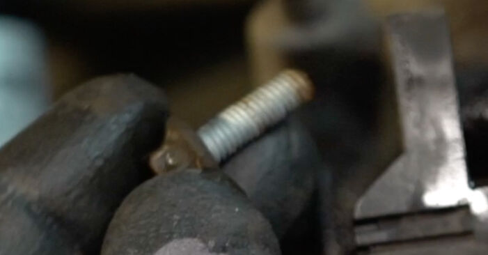 Wie schmierig ist es, selber zu reparieren: Bremsbeläge beim Mercedes X204 350 CDI 4-matic (204.992) 2014 wechseln – Downloaden Sie sich Bildanleitungen
