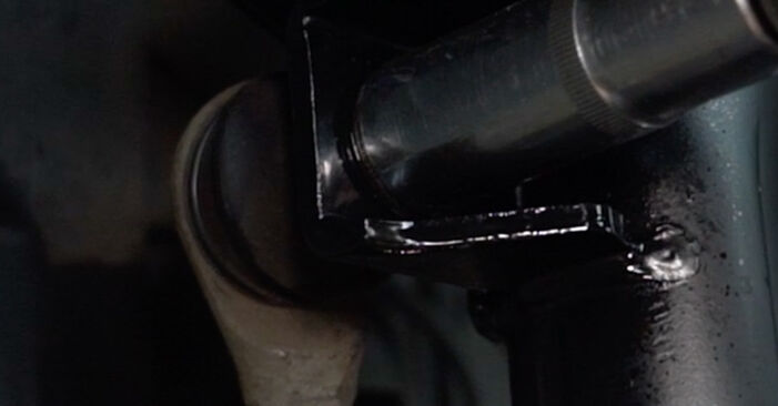 Не е трудно да го направим сами: смяна на Свързваща щанга на Mercedes W204 C 200 1.8 Kompressor (204.041) 2013 - свали илюстрирано ръководство