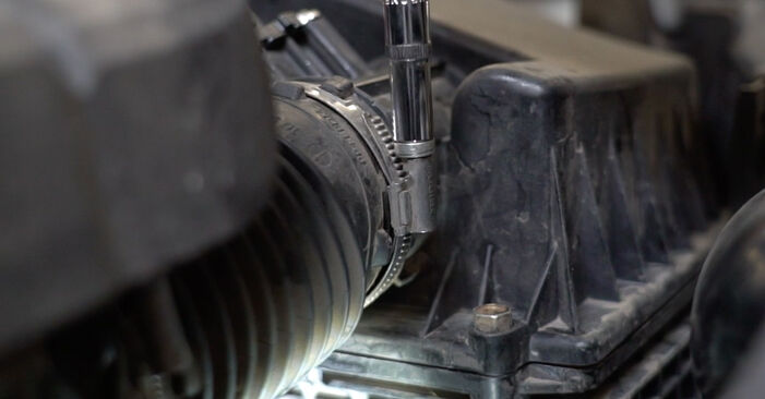 Wie schmierig ist es, selber zu reparieren: Ölfilter beim Ford Fiesta Mk5 Kastenwagen 1.6 TDCi 2009 wechseln – Downloaden Sie sich Bildanleitungen