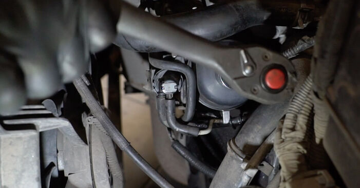 Trinn-for-trinn anbefalinger for hvordan du kan bytte Ford Grand Tourneo Connect 2014 1.5 EcoBlue Oljefilter selv