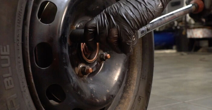 Sustitución de Bieletas de Suspensión en un Ford B-Max JK 1.6 TDCi 2014: manuales de taller gratuitos
