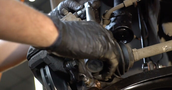 Wie man Bremsscheiben am FORD Fiesta Mk6 Limousine 2015 wechselt – Laden Sie sich PDF-Wegleitungen und Videoanweisungen herunter