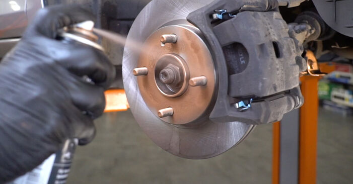 Wie schmierig ist es, selber zu reparieren: Bremsscheiben beim Ford Fiesta Mk6 Kastenwagen 1.0 2015 wechseln – Downloaden Sie sich Bildanleitungen