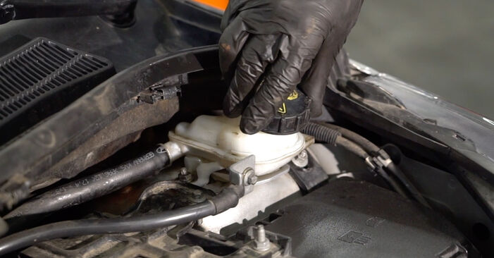Wie schmierig ist es, selber zu reparieren: Bremsbeläge beim Ford B-Max JK 1.0 EcoBoost 2018 wechseln – Downloaden Sie sich Bildanleitungen