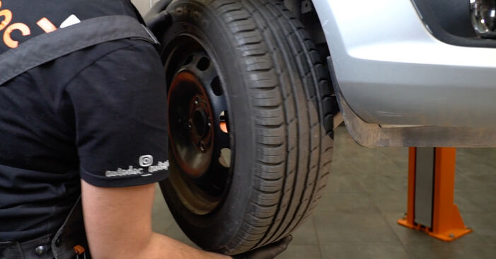 Wechseln Sie Bremsbeläge beim FORD Fiesta Mk6 Limousine 1.4 2013 selbst aus