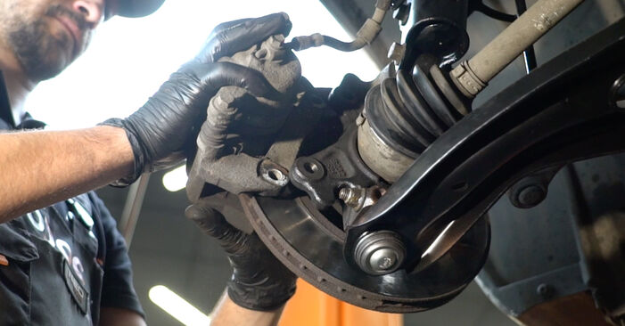 Sustitución de Cojinete de Rueda en un Ford B-Max JK 1.6 TDCi 2014: manuales de taller gratuitos