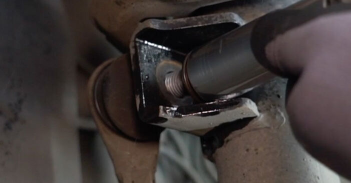 Wie schmierig ist es, selber zu reparieren: Stoßdämpfer beim Mercedes S204 C 180 CGI 1.8 (204.249) 2013 wechseln – Downloaden Sie sich Bildanleitungen