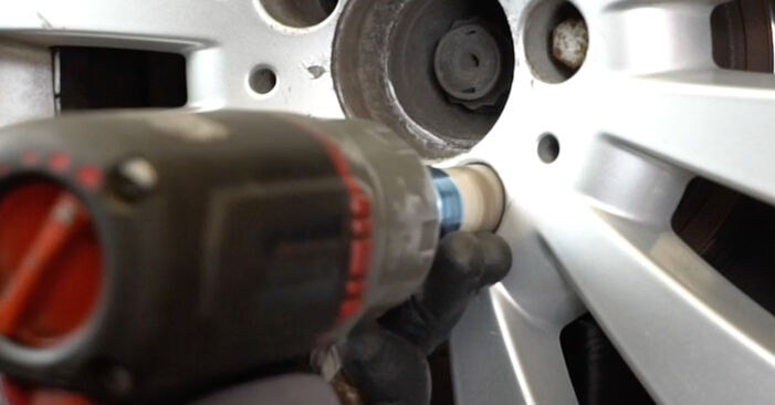 Come sostituire MERCEDES-BENZ CLS Shooting Brake (X218) CLS 350 CDI / d 4-matic (218.993) 2013 Braccio Oscillante - manuali passo passo e video guide