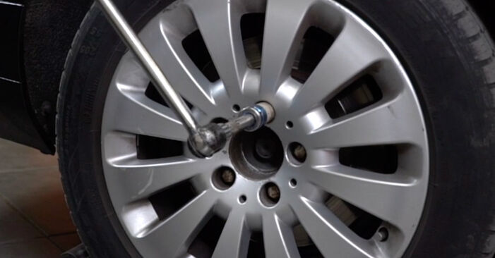 Cum schimb Brat Suspensie la Mercedes X253 2015 - manualele în format PDF și video gratuite
