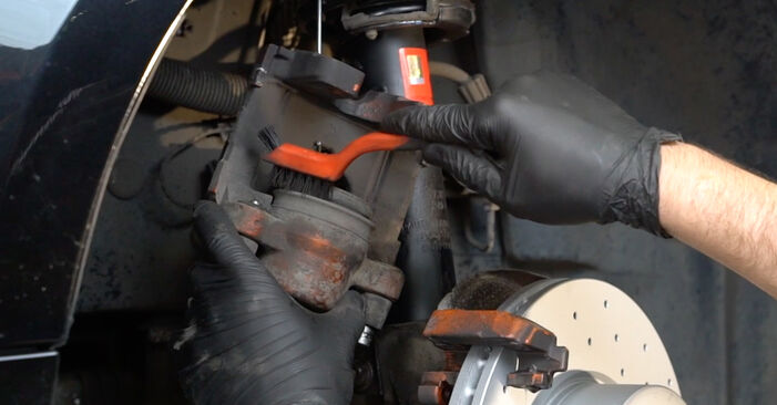 Trinn-for-trinn anbefalinger for hvordan du kan bytte BMW F10 2014 525 d Bremseklosser selv