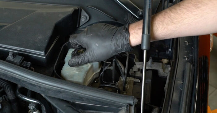Cómo reemplazar Pastillas De Freno en un BMW 5 Berlina (F10) 520 d 2010 - manuales paso a paso y guías en video