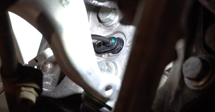 Tausch Tutorial ABS Sensor am BMW 1 Cabrio (E88) 2008 wechselt - Tipps und Tricks