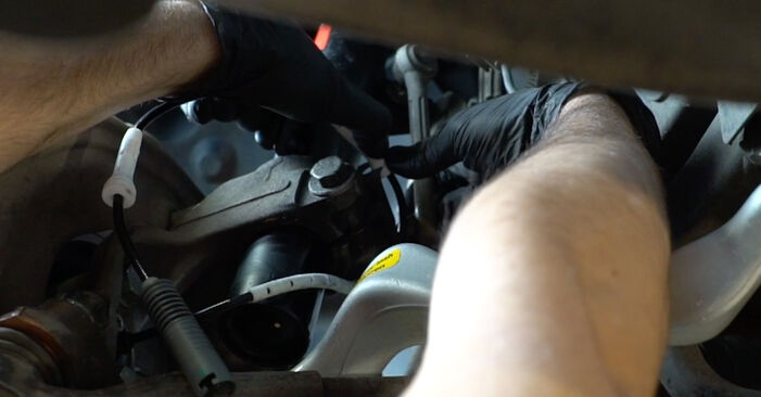 Hinweise des Automechanikers zum Wechseln von BMW 1 Cabrio (E88) 118d 2.0 2010 ABS Sensor