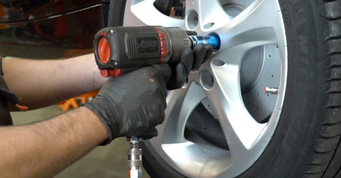 Como substituir Sensor de ABS no BMW 1 Cabrio (E88) 2013: descarregue manuais em PDF e instruções em vídeo