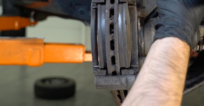 Wie lange benötigt das Auswechseln der Teile: Bremsscheiben beim Opel Corsa D Van 2014 - Detailliertes PDF-Tutorial