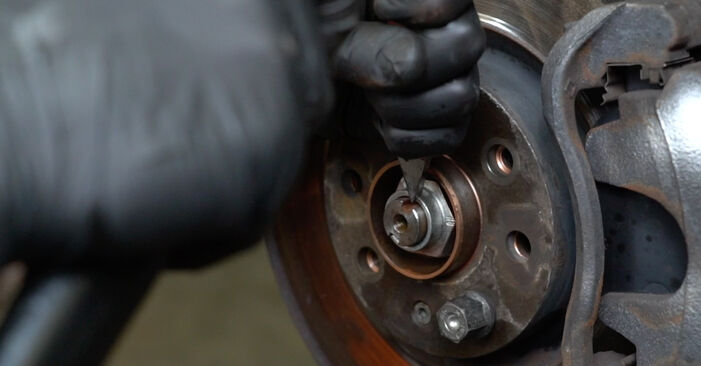 Wie schmierig ist es, selber zu reparieren: Radlager beim Opel Corsa D Van 1.2 (L08) 2012 wechseln – Downloaden Sie sich Bildanleitungen