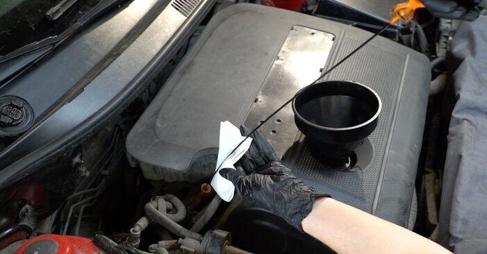 Смяна на Seat Toledo 1m 1.6 16V 2000 Маслен филтър: безплатни наръчници за ремонт