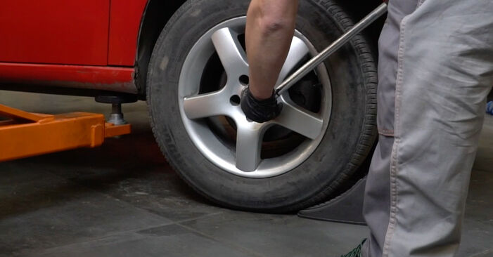 Не е трудно да го направим сами: смяна на Накрайник на напречна кормилна щанга на Seat Ibiza 5 1.2 TSI 2014 - свали илюстрирано ръководство