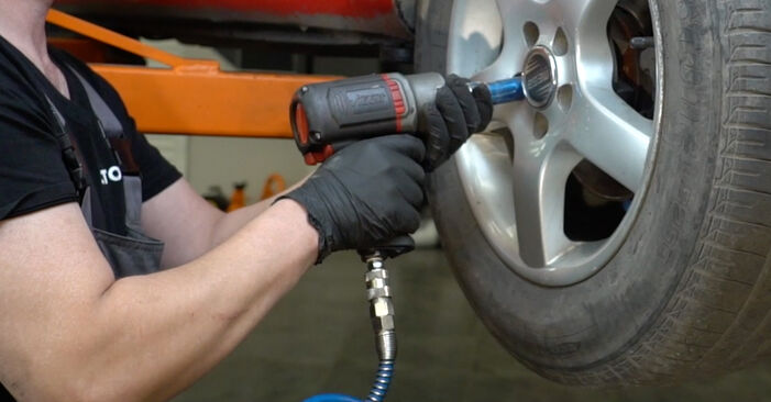 Как да сменим Накрайник на напречна кормилна щанга на SEAT Ibiza IV Sportcoupe (6J, 6P) 2013: свалете PDF наръчници и видео инструкции