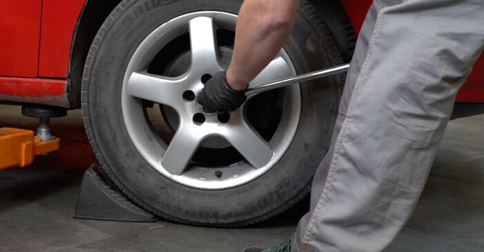 Cum să mentenanța Cap de bara SEAT Toledo IV Hatchback (KG3) 1.6 TDI 2013 – manualele pas cu pas și ghidurile video