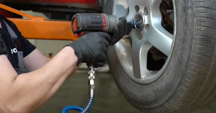 Cómo reemplazar Bieletas de Suspensión en un SEAT Ibiza IV ST (6J8, 6P8) 1.2 TDI 2011 - manuales paso a paso y guías en video