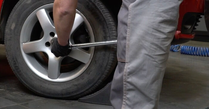 Sustitución de Bieletas de Suspensión en un Seat Ibiza IV ST 1.6 TDI 2012: manuales de taller gratuitos