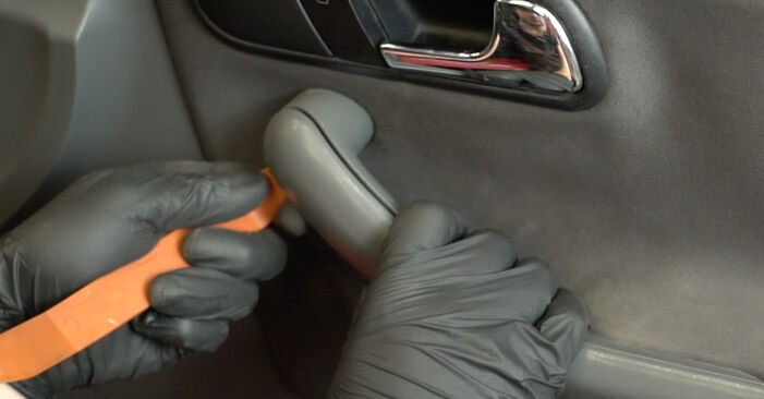 Kā nomainīt SEAT Cordoba Sedan (6L2) 1.9 TDI 2003 Ārējā slēdzene - pakāpeniskās rokasgrāmatas un video ceļveži