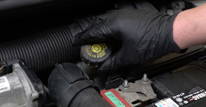 Renault Grand Kangoo 1.5 dCi 110 (KW06, KW12) 2014 Bremsbeläge wechseln: wie schwer ist es, selbst zu reparieren - Downloaden Sie sich illustrierte Anleitungen