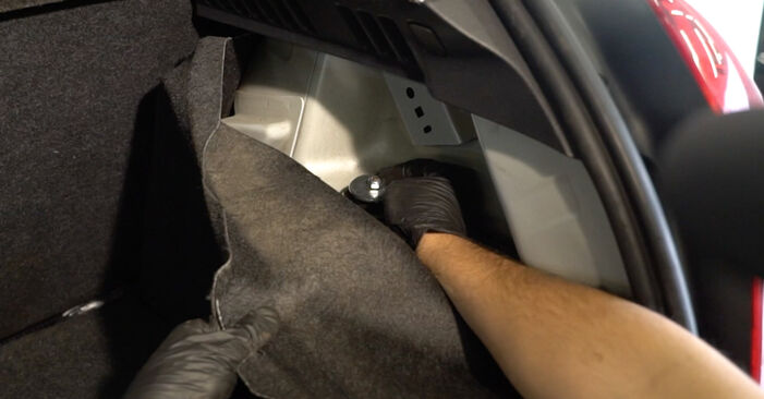 Sustitución de Amortiguadores en un Renault Clio 3 Grandtour 1.2 16V (KR02, KR0J) 2010: manuales de taller gratuitos