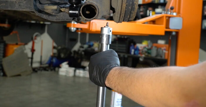 Changing Shock Absorber on RENAULT CLIO Grandtour (KR0/1_) 1.5 dCi (KR0G) 2011 by yourself