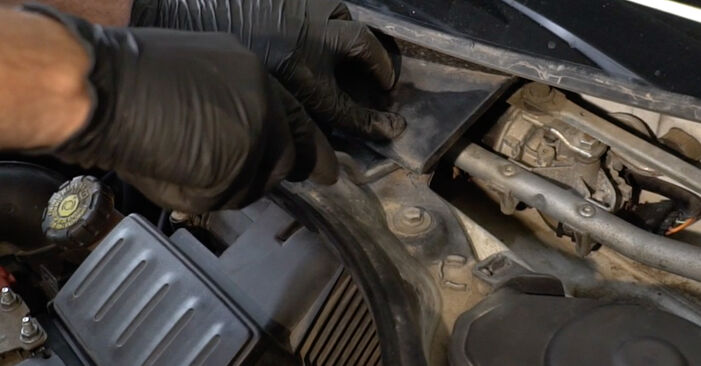 Kako težko to naredite sami: Motor brisalnika zamenjava na Renault Clio 3 Grandtour 1.2 16V 2014 - prenesite slikovni vodnik
