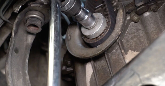 Wie kompliziert ist es, selbst zu reparieren: Wasserpumpe + Zahnriemensatz am Renault Clio 3 Grandtour 1.2 16V 2014 ersetzen – Laden Sie sich illustrierte Wegleitungen herunter