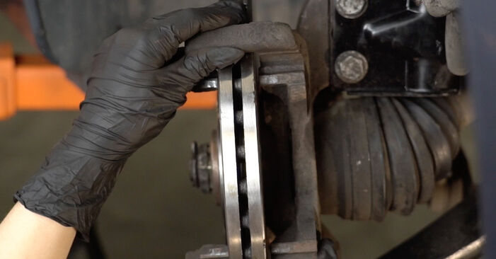 Wie schmierig ist es, selber zu reparieren: Bremsscheiben beim Partner k9 1.2 PureTech 130 2024 wechseln – Downloaden Sie sich Bildanleitungen