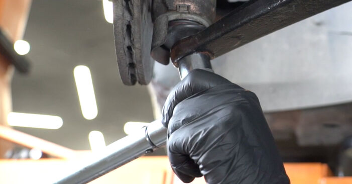 Wie kompliziert ist es, selbst zu reparieren: Traggelenk am Peugeot 308 CC 1.6 16V 2015 ersetzen – Laden Sie sich illustrierte Wegleitungen herunter
