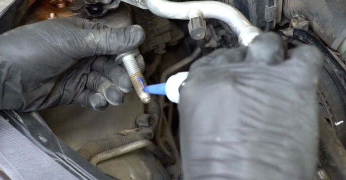 Come cambiare Pompa Acqua + Kit Cinghia Distribuzione su Ford Grand Tourneo Connect 1.5 TDCi 2013 - manuali PDF e video gratuiti