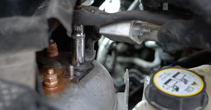Sustitución de Bomba de Agua + Kit de Distribución en un Ford B-Max JK 1.6 TDCi 2014: manuales de taller gratuitos