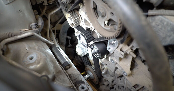 Zamenjajte Komplet (kit) zobatega jermena na Ford Focus mk3 Sedan 2020 1.6 TDCi sami