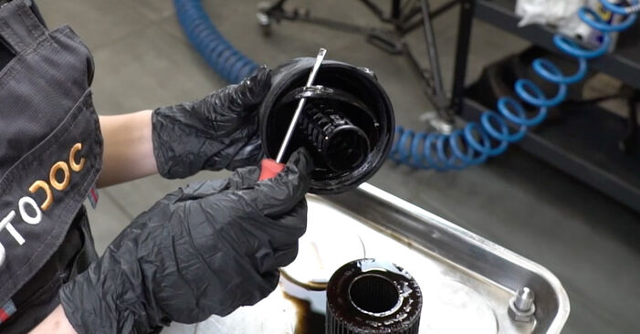 TT Coupe (FV3, FVP) 2.5 RS quattro 2014 Ölfilter - Anleitung zum selber Austauschen