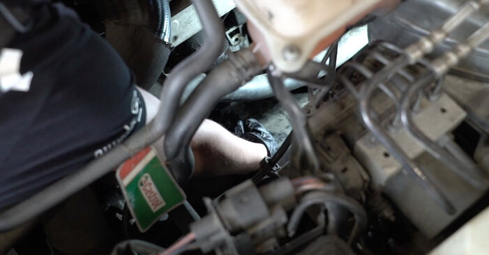 Wie schmierig ist es, selber zu reparieren: Ölfilter beim Audi TT FV 2.0 TDI quattro 2020 wechseln – Downloaden Sie sich Bildanleitungen