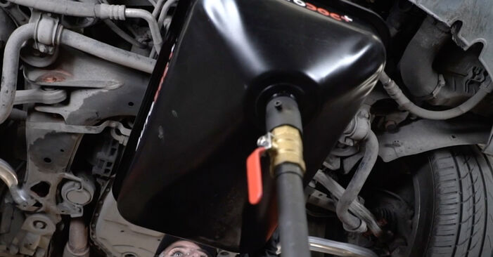 Wie man AUDI TT Roadster (FV9, FVR) 2.0 TFSI quattro 2015 Ölfilter austauscht - Schritt-für-Schritt-Tutorials und Videoanleitungen