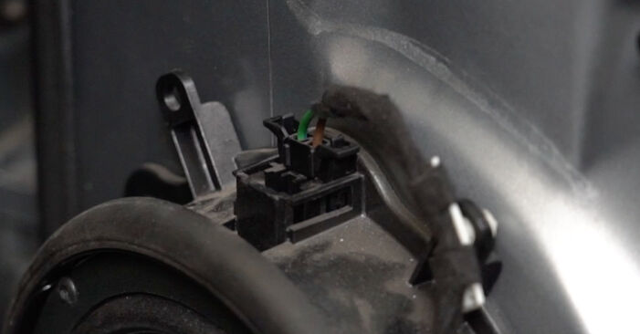 Mudar Elevador de Vidros no Audi A4 B7 Avant 2007 não será um problema se você seguir este guia ilustrado passo a passo