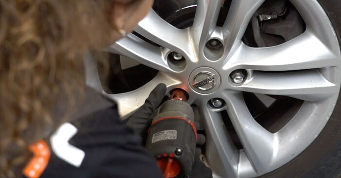 Slik bytter du NISSAN TIIDA Combi-coupé (C12) 1.6 2013 Bremseskiver selv – trinn-for-trinn veiledninger og videoer