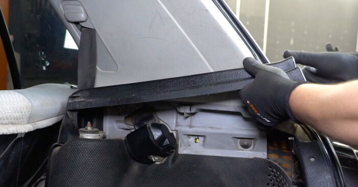 Cómo reemplazar Copelas Del Amortiguador en un VW Polo Variant (6V5) 1.4 1998 - manuales paso a paso y guías en video