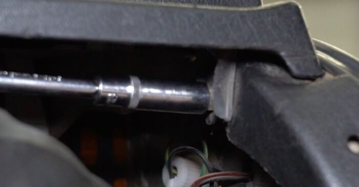 Cómo reemplazar Copelas Del Amortiguador en un VW Polo Variant (6V5) 1997: descargue manuales en PDF e instrucciones en video